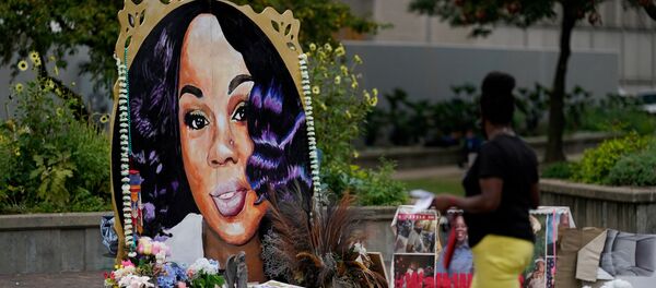 A woman visits the memorial for Breonna Taylor in Louisville, Kentucky, U.S., September 11, 2020.   A woman visits the memorial for Breonna Taylor in Louisville, Kentucky, U.S., September 11, 2020.   - Sputnik 日本