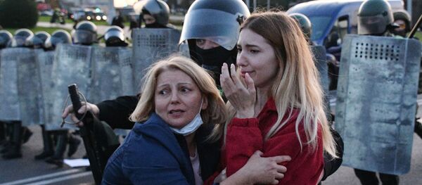 Сотрудники милиции и участники акции протеста в Минске Сотрудники милиции и участники акции протеста в Минске - Sputnik 日本
