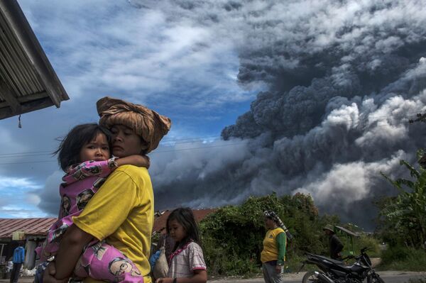 インドネシアの北スマトラ州で噴火したシナブン火山と地元住民 - Sputnik 日本