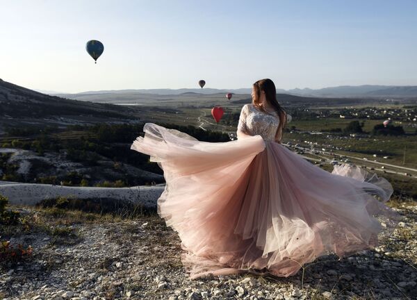 クリミア半島で行われた気球祭りにドレス姿で参加した女性 - Sputnik 日本