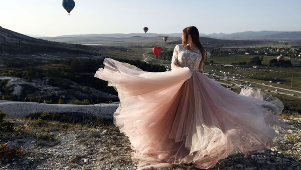 クリミア半島で行われた気球祭りにドレス姿で参加した女性 - Sputnik 日本