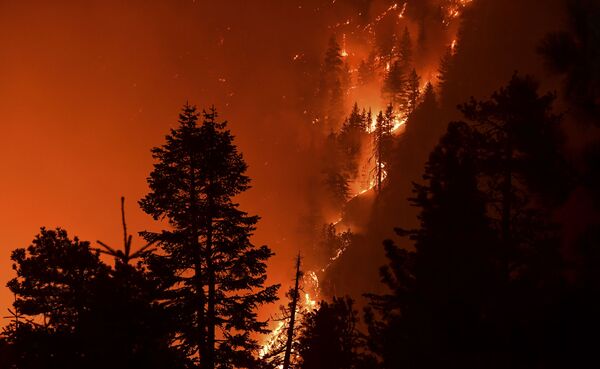 9月21日、米カリフォルニア州ロサンゼルスのエンジェルス国有林で燃え広がる山火事「ボブキャット・ファイア」 - Sputnik 日本