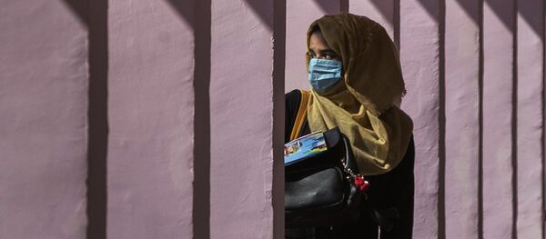 Школьница в маске и платке у школы в Сринагаре, Кашмир Школьница в маске и платке у школы в Сринагаре, Кашмир - Sputnik 日本