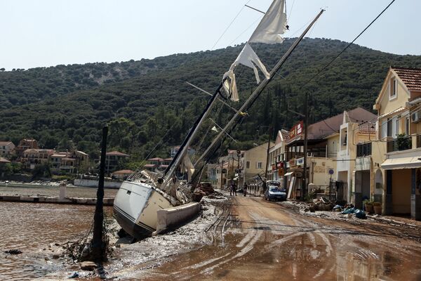 9月20日、ギリシャ西部ケファロニア島で、暴風雨の影響で岸に乗り上げたヨット - Sputnik 日本