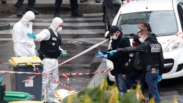 Судебно-медицинские эксперты работают на месте нападения возле бывшего офиса французского журнала Charlie Hebdo в Париже - Sputnik 日本