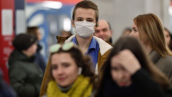Молодой человек в маске на одной из станций метрополитена в Москве - Sputnik 日本