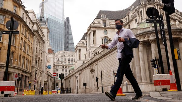 Мужчина в маске в финансовом районе лондонского Сити в Лондоне, Великобритания - Sputnik 日本