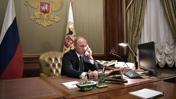 Владимир Путин во время телефонного разговора - Sputnik 日本