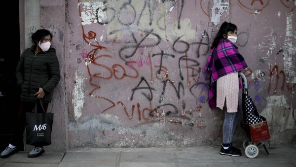 Соблюдающие социальную дистанцию женщины в очереди за едой в Буэнос-Айресе, Аргентина - Sputnik 日本