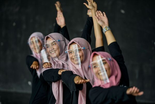 9月26日、インドネシアのバンダ諸島でフェイスシールドを着用してダンスを踊る女性たち - Sputnik 日本