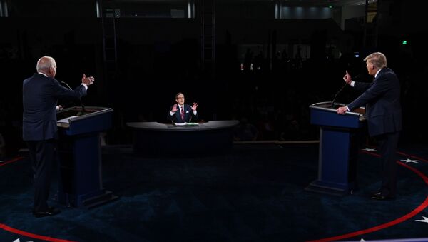 Действующий президент США Дональда Трампа и кандидат в президенты США Джо Байден во время первых дебатов в Кливленде, США - Sputnik 日本
