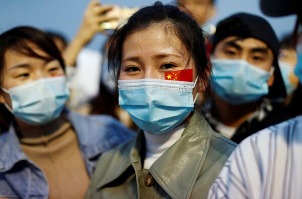 10月1日、中国、北京の天安門広場で行われた国慶節の国旗掲揚式にマスクを着用して訪れた市民 - Sputnik 日本