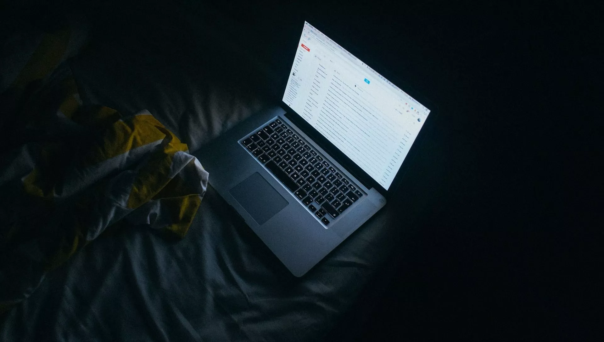 Ноутбук с открытой почтой Gmail