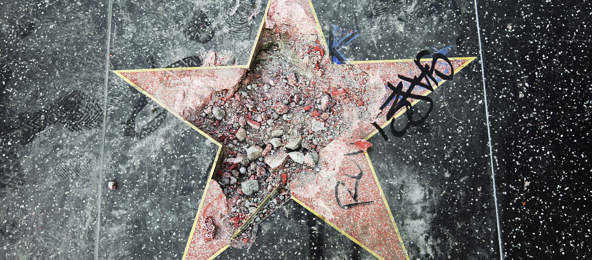 Разбитая звезда Трампа на Аллее славы в Голливуде - Sputnik 日本, 1920, 03.10.2020