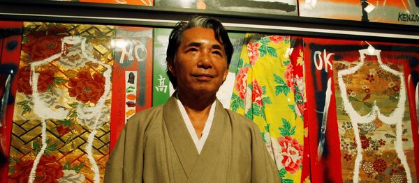 FILE PHOTO: Japanese designer Kenzo Takada, also known as Kenzo, poses for the media in front of his works at an art gallery in Buenos Aires, April 7, 2009 FILE PHOTO: Japanese designer Kenzo Takada, also known as Kenzo, poses for the media in front of his works at an art gallery in Buenos Aires, April 7, 2009 - Sputnik 日本