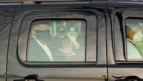 A car with US President Trump drives past supporters in a motorcade outside of Walter Reed Medical Center in Bethesda, Maryland on October 4, 2020. - Sputnik 日本