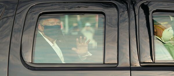 A car with US President Trump drives past supporters in a motorcade outside of Walter Reed Medical Center in Bethesda, Maryland on October 4, 2020. - Sputnik 日本