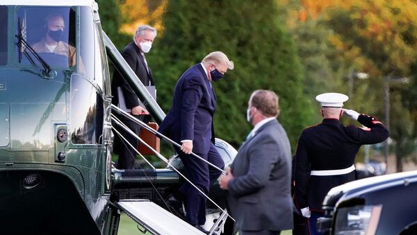  US President Donald Trump disembarks from the Marine One helicopter followed by White House Chief of Staff Mark Meadows as he arrives at Walter Reed National Military Medical Center after the White House announced that he will be working from the presidential offices at Walter Reed for the next few days after testing positive for the coronavirus disease (COVID-19), in Bethesda, Maryland, U.S., October 2, 2020 - Sputnik 日本