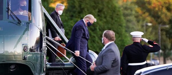 US President Donald Trump disembarks from the Marine One helicopter followed by White House Chief of Staff Mark Meadows as he arrives at Walter Reed National Military Medical Center after the White House announced that he will be working from the presidential offices at Walter Reed for the next few days after testing positive for the coronavirus disease (COVID-19), in Bethesda, Maryland, U.S., October 2, 2020 US President Donald Trump disembarks from the Marine One helicopter followed by White House Chief of Staff Mark Meadows as he arrives at Walter Reed National Military Medical Center after the White House announced that he will be working from the presidential offices at Walter Reed for the next few days after testing positive for the coronavirus disease (COVID-19), in Bethesda, Maryland, U.S., October 2, 2020 - Sputnik 日本