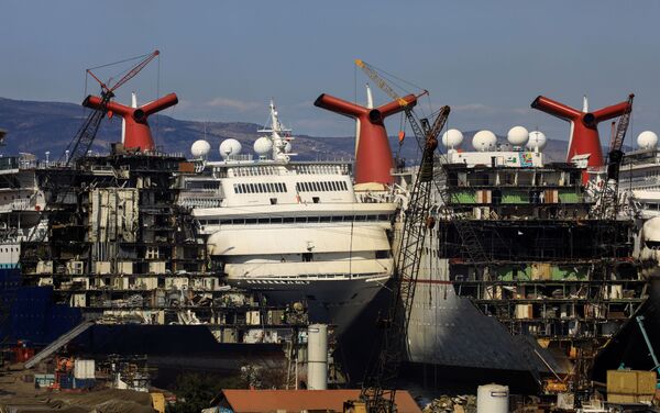 トルコ西部の都市イズミルのアリアガ造船所で解体されるクルーズ船（2020年10月2日） - Sputnik 日本