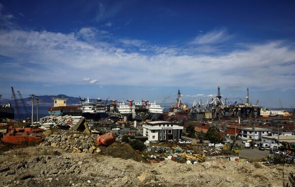 トルコ西部の都市イズミルのアリアガ造船所で解体されるクルーズ船（2020年10月2日） - Sputnik 日本