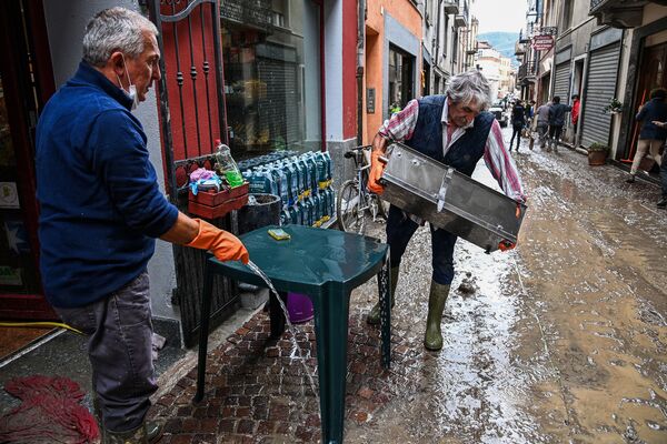 イタリア北部ピエモンテ州ガレッシオで店の備品を掃除する地元住民ら（2020年10月4日） - Sputnik 日本
