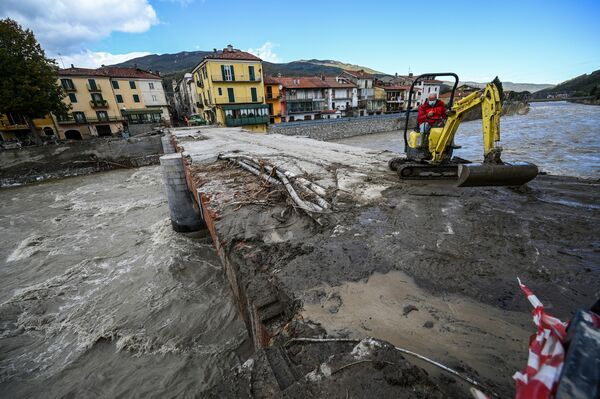 イタリア北部ピエモンテ州ガレッシオで、掘削機で道路橋を清掃する作業員（2020年10月4日） - Sputnik 日本