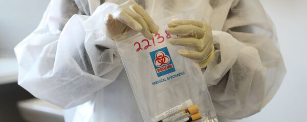 Медицинский работник с анализами добровольца Медицинский работник с анализами добровольца - Sputnik 日本