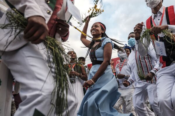 10月3日、エチオピアの首都アディスアベバで開催されたオロモ族の感謝祭「イレチャ祭」で踊る人々 - Sputnik 日本