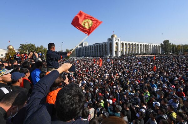 キルギスの首都ビシュケクで、議会選挙結果の取り消しを要求するデモに参加する市民 - Sputnik 日本