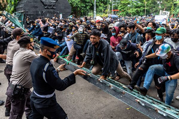 10月7日、インドネシアの中部ジャワ州で行われた雇用関連法に反対するデモの最中、警察と衝突するデモ隊 - Sputnik 日本