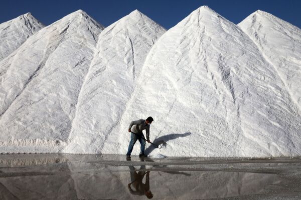 トルコの首都アンカラにあるトゥズ湖で塩を採取する作業員 - Sputnik 日本