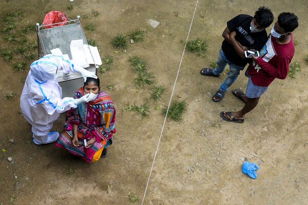 インドのハイデラバード郊外の保健センターで新型コロナウイルスの検査を行う医療従事者 - Sputnik 日本