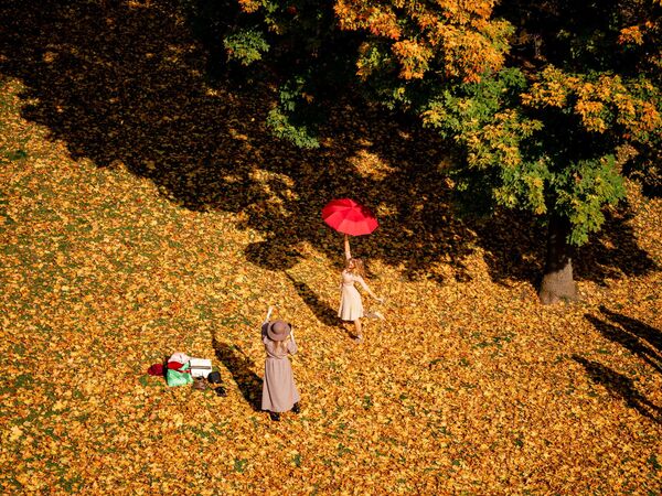 モスクワ南部のツァリツィノ公園。秋晴れの日、傘を持って撮影大会 - Sputnik 日本