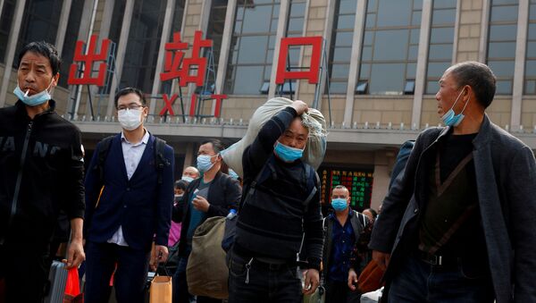Люди в масках на железнодорожном вокзале Пекина  - Sputnik 日本