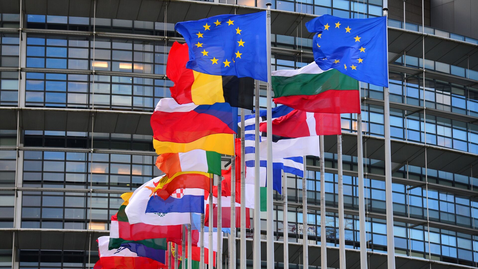 Флаги стран Евросоюза перед главным зданием Совета Европы в Страсбурге - Sputnik 日本, 1920, 17.02.2022