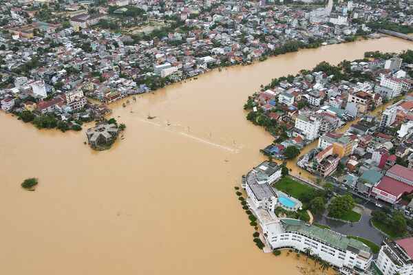 洪水で冠水したベトナム中部の都市フエ（10月12日） - Sputnik 日本
