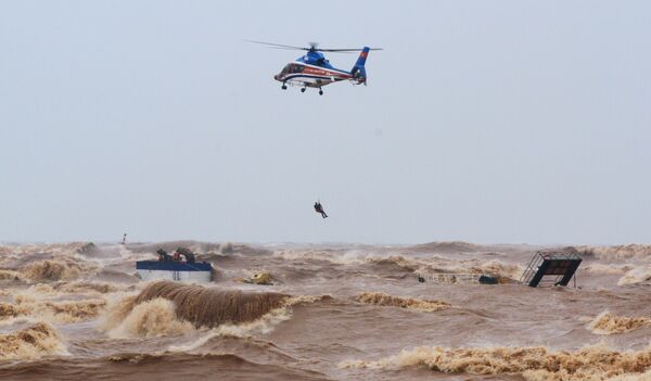 ベトナム北中部クアンチ省の港で転覆した船から遭難者を救出するヘリコプター（10月11日） - Sputnik 日本