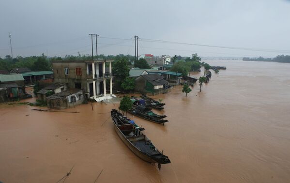 洪水で冠水したベトナム北中部クアンチ省の村（10月12日） - Sputnik 日本