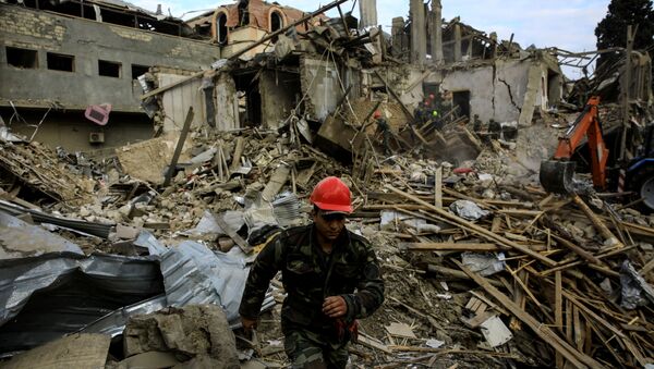 Разрушенный дом в азербайджанском городе Гянджа - Sputnik 日本