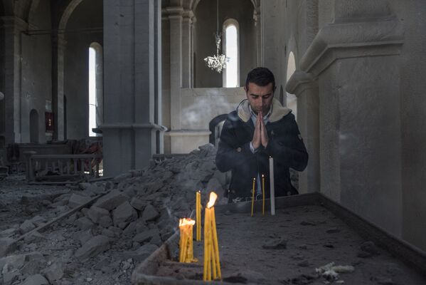 ナゴルノ・カラバフの街シュシャで、砲撃によって破壊された救世主大聖堂で祈りを捧げる地元住民 - Sputnik 日本