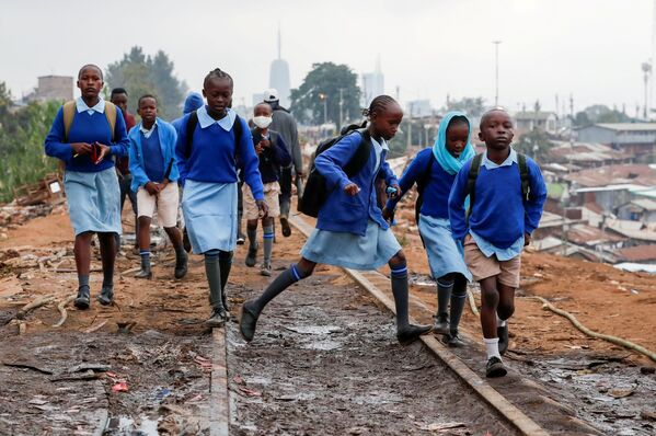10月12日、ケニアの首都ナイロビで線路に沿って学校まで歩く児童ら - Sputnik 日本