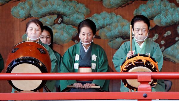 神楽殿で、マウスシールドを着用してお囃子を演奏する神楽師（10月18日） - Sputnik 日本