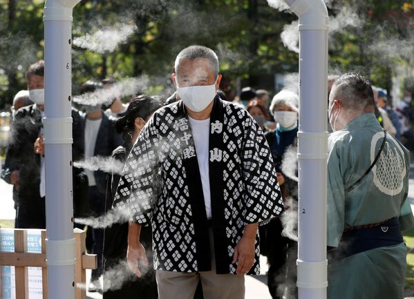 東京の浅草神社で行われた三社祭で、入口に設置された除菌ゲートをくぐる参加者（10月18日） - Sputnik 日本