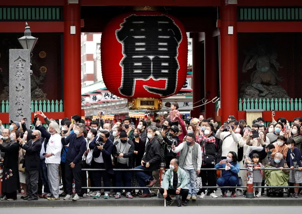 雷門前でトラックに乗った神輿の到着を待つ人々(10月18日) 雷門前でトラックに乗った神輿の到着を待つ人々(10月18日) - Sputnik 日本