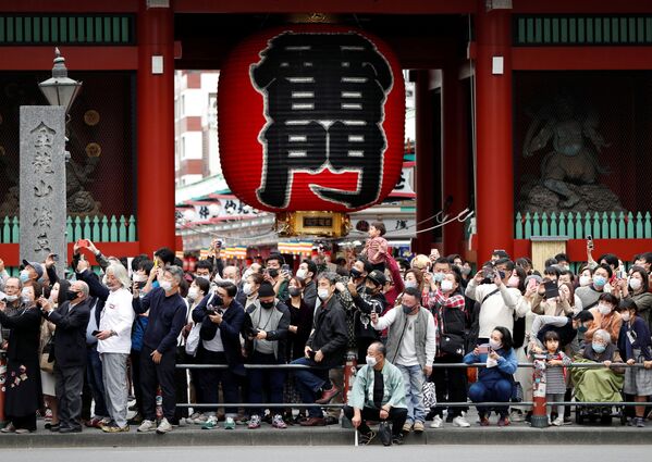 雷門前でトラックに乗った神輿の到着を待つ人々（10月18日） - Sputnik 日本