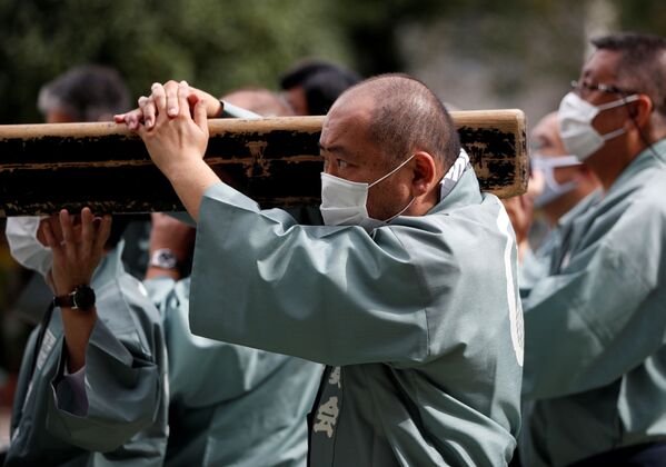 東京の浅草神社で行われた三社祭りで、マスクを着用して神輿を担ぐ男性（10月18日） - Sputnik 日本