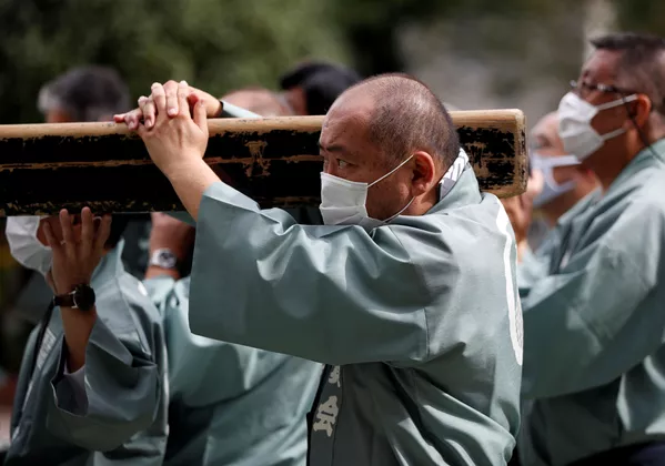 東京の浅草神社で行われた三社祭りで、マスクを着用して神輿を担ぐ男性(10月18日) 東京の浅草神社で行われた三社祭りで、マスクを着用して神輿を担ぐ男性(10月18日) - Sputnik 日本