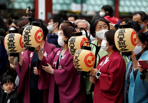 東京の浅草神社で行われた三社祭りで、神輿の到着を待つ参加者(10月18日) 東京の浅草神社で行われた三社祭りで、神輿の到着を待つ参加者(10月18日) - Sputnik 日本
