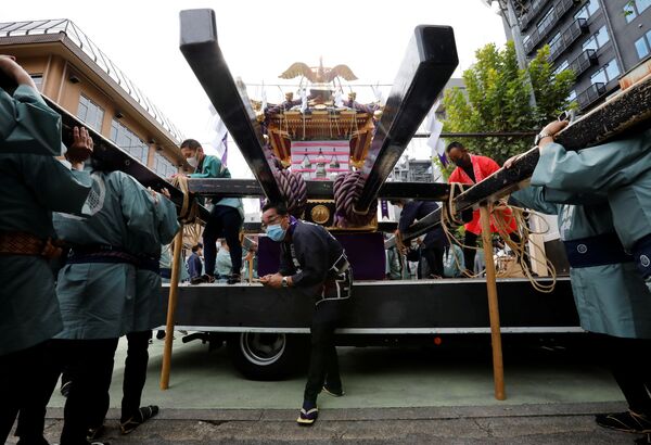 神輿をトラックに積み込む参加者（10月18日） - Sputnik 日本